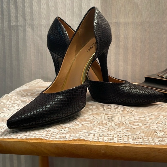 Mossimo Supply Co Black and Gold Heels with Pointed Toe Design - Picture 5 of 14